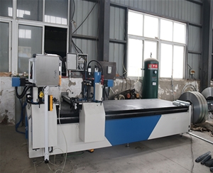 角鐵（tiě）法蘭四槍自動（dòng）焊接生產線 (1)